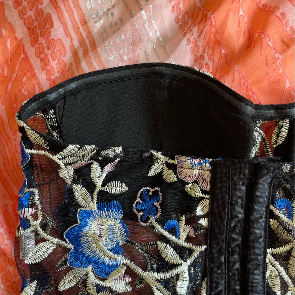 ✨ FREE with Bundle! ✨Embroidered Corset - Picture 4 of 5